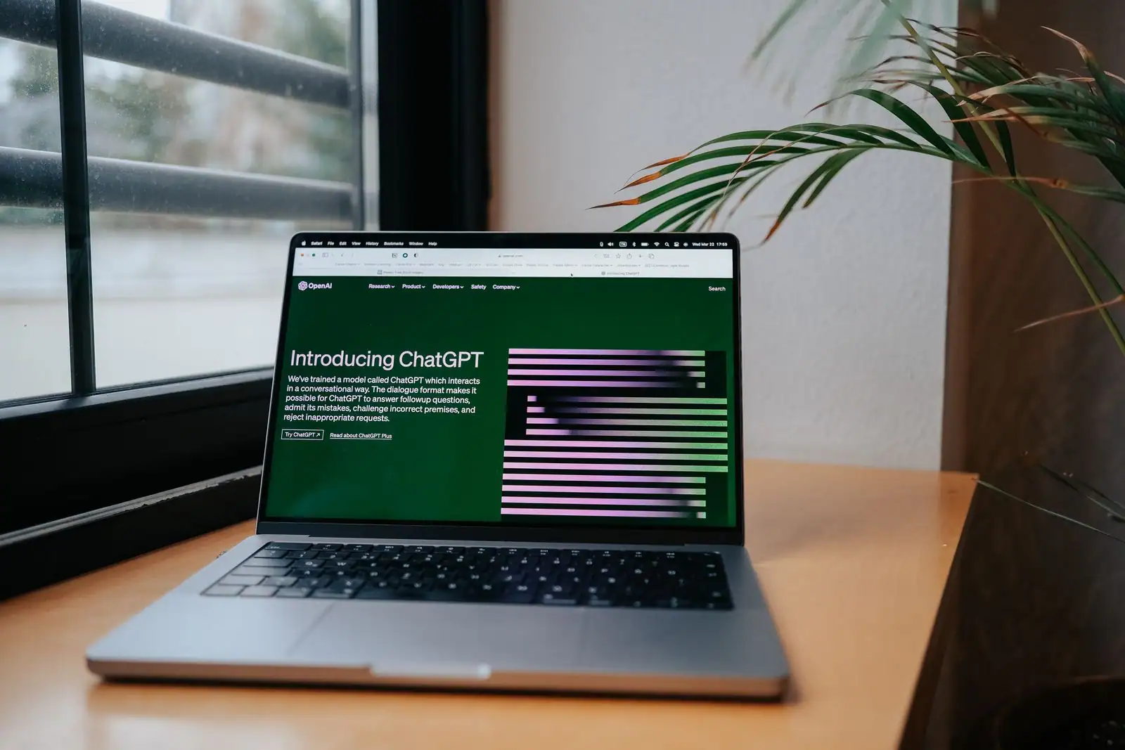 Ordinateur portable affichant la page de présentation de ChatGPT (OpenAI) sur un bureau
