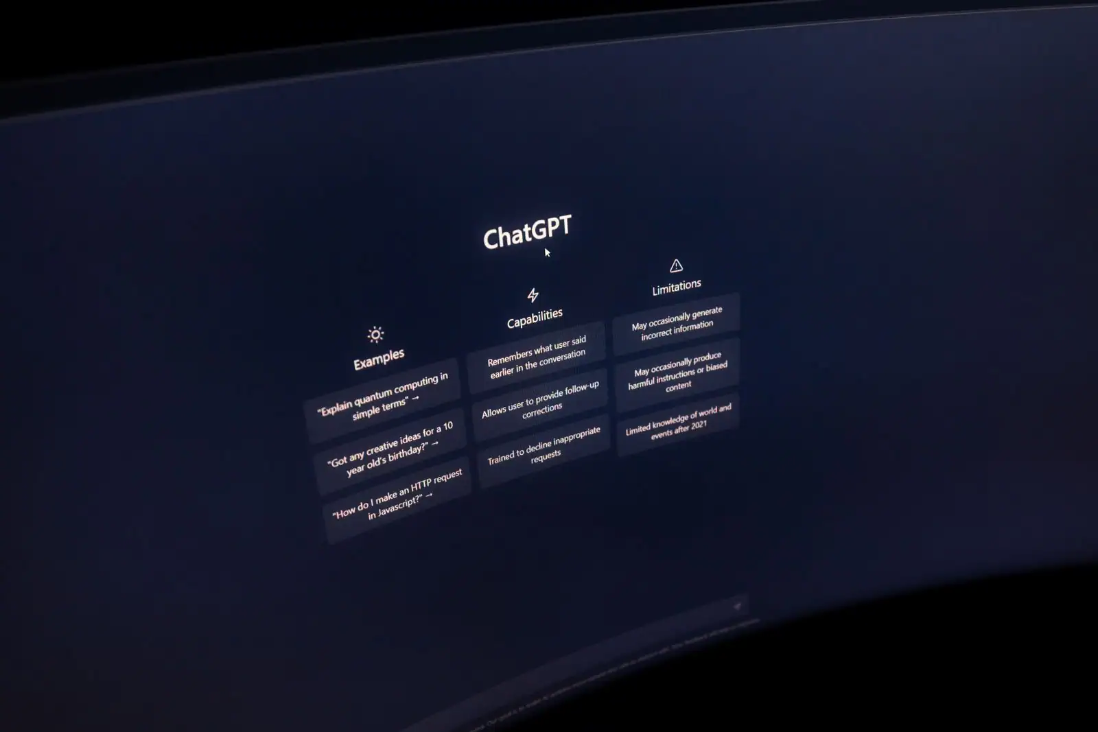 Écran d'accueil de ChatGPT affiché sur un moniteur, avec ses exemples, capacités et limites.