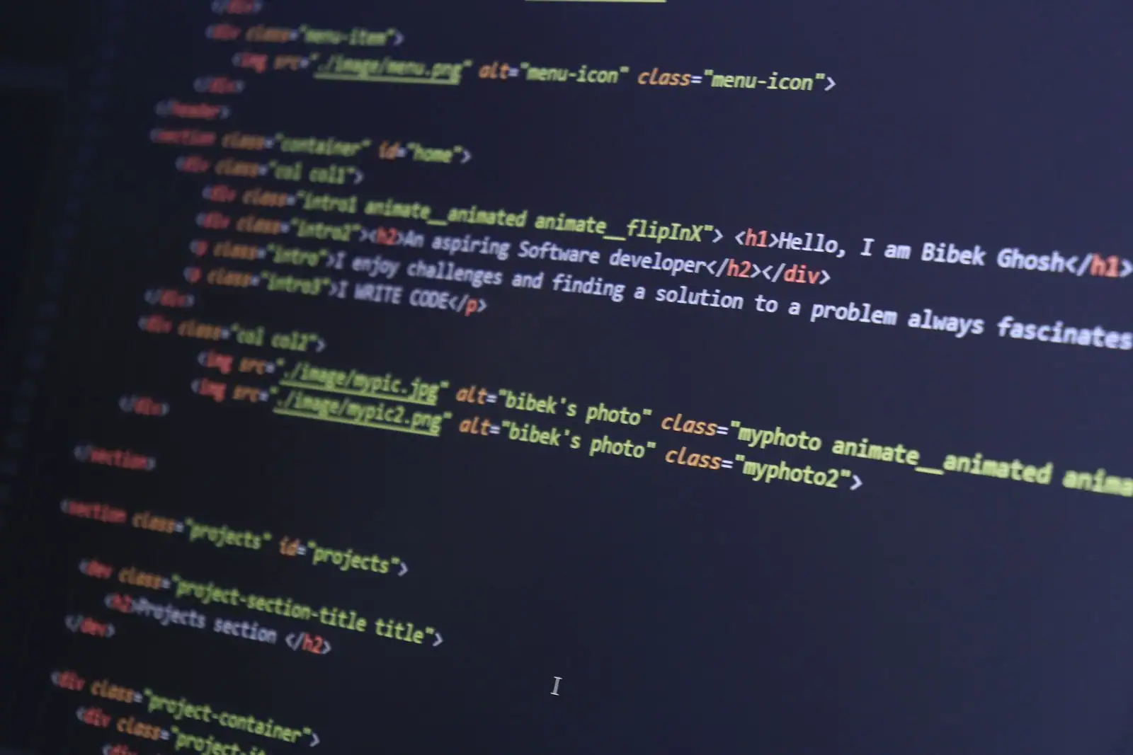 Lignes de code colorées affichées sur l'écran d'un ordinateur, en gros plan.