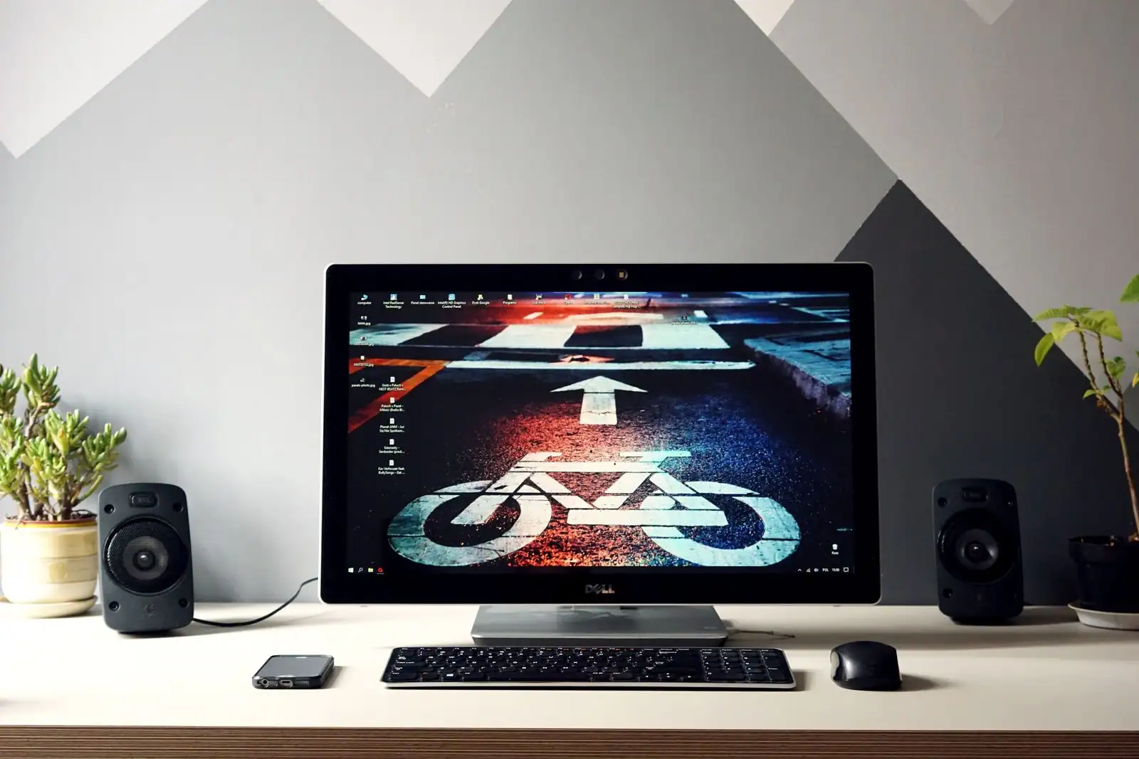 Écran d'ordinateur de bureau affichant un fond d'écran coloré, posé sur un bureau