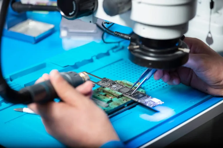 High tech clinic : l&rsquo;atelier qui répare vos appareils