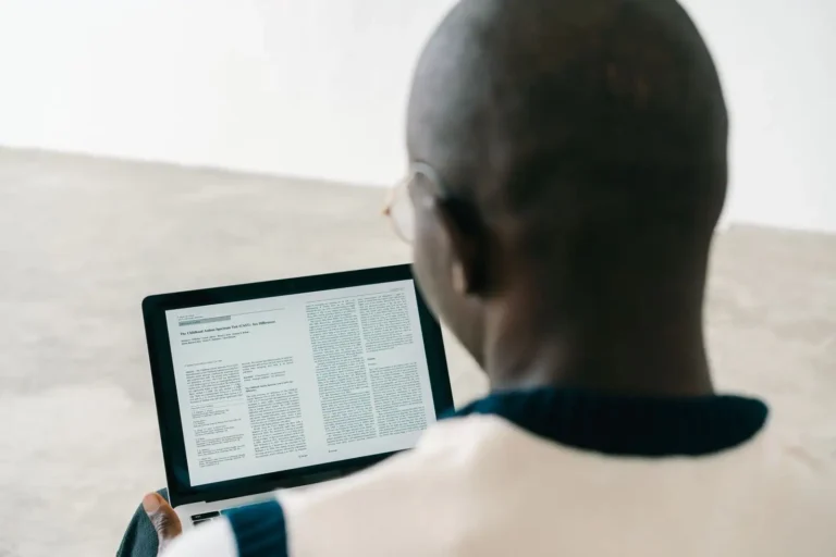 Actualité tech : la suivre sans se noyer ni se faire avoir