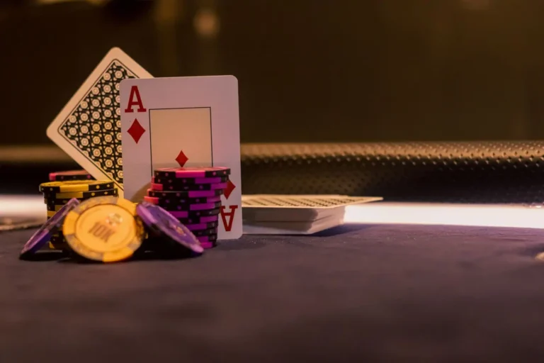Tableau de blackjack : lire la stratégie de base et ses limites