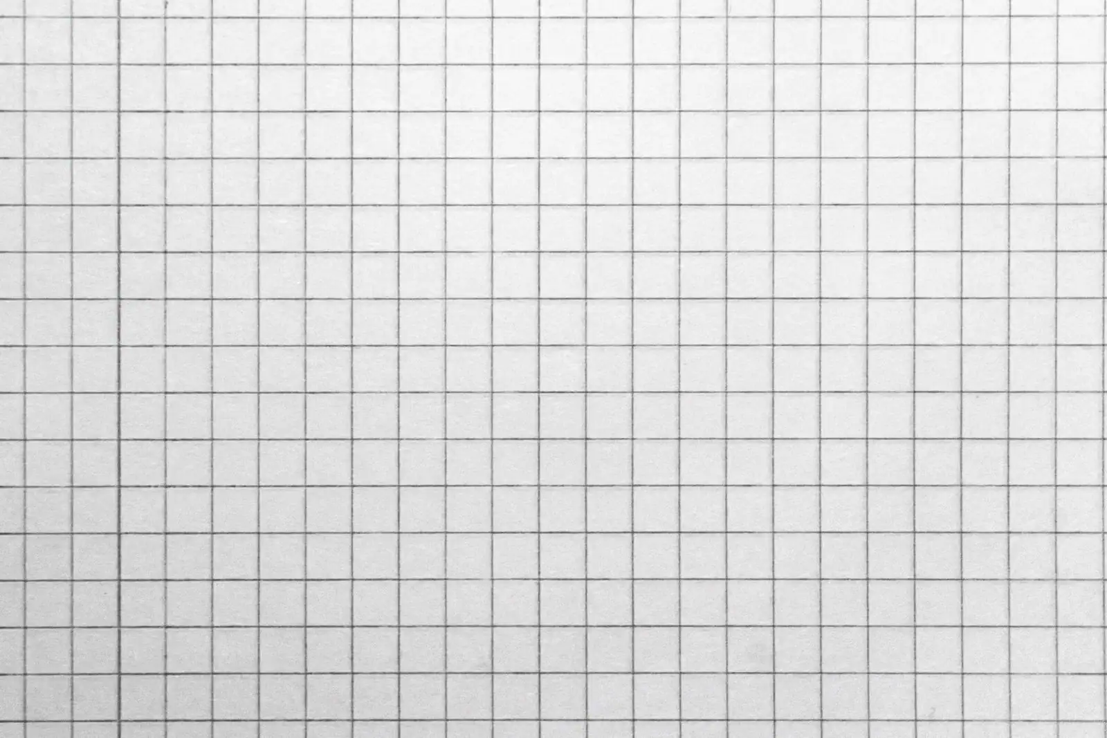 Gros plan d'une feuille quadrillée vierge, prête à être remplie.