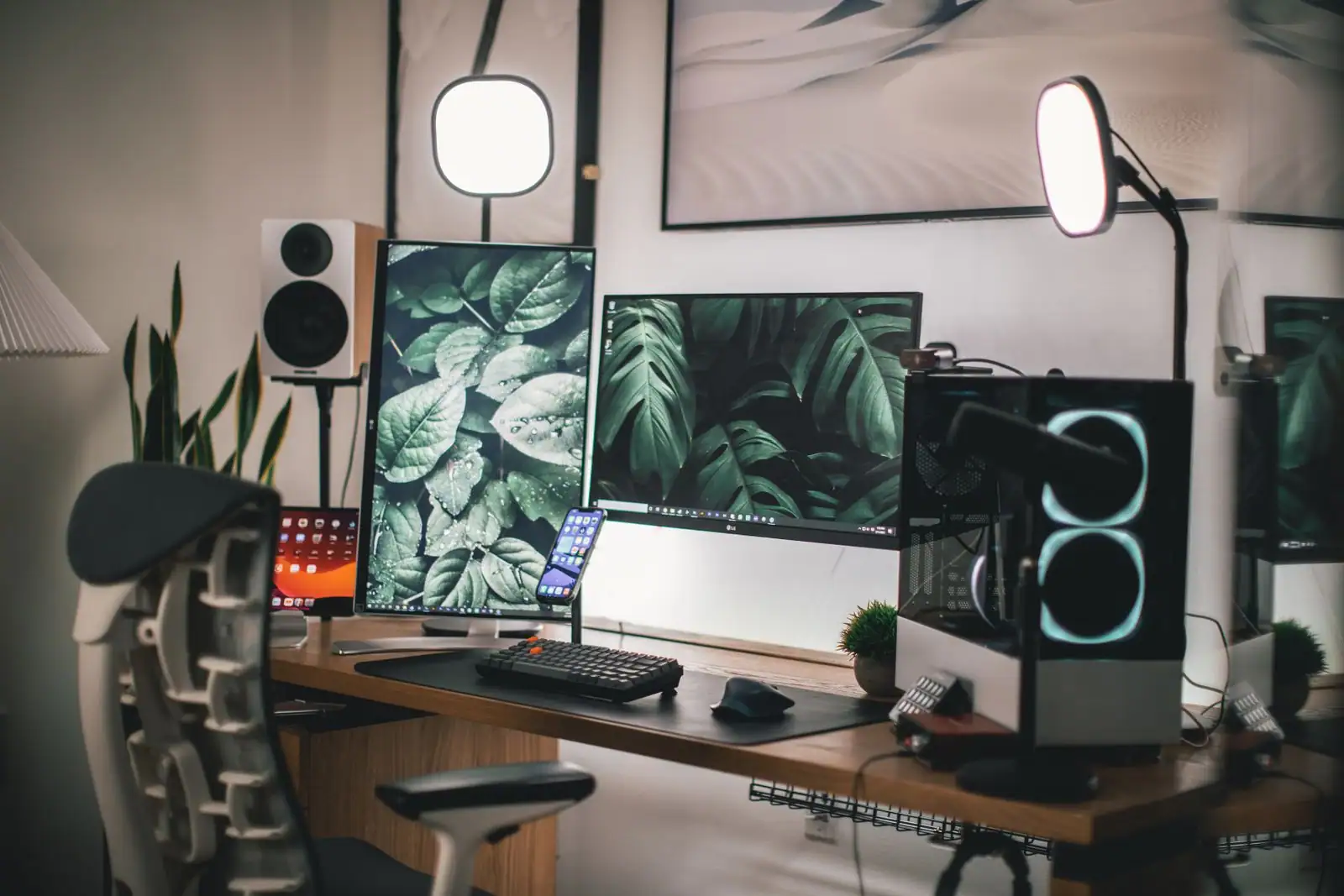 Un poste de bureau équipé pour le jeu et la diffusion : double écran, micro sur bras et tour d'ordinateur.
