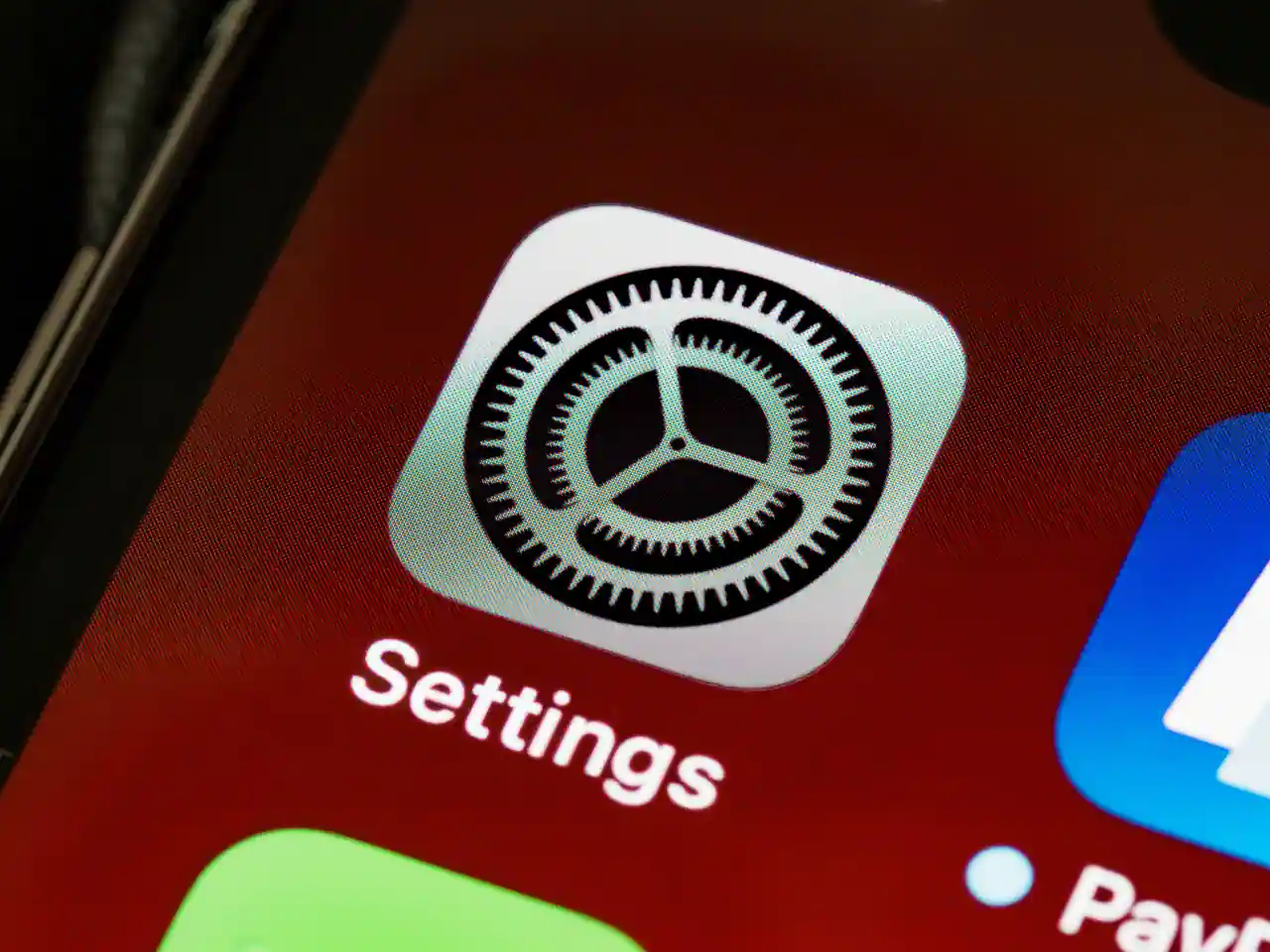 Gros plan sur l'icône Réglages d'un iPhone, l'endroit où s'active le filtrage des appels indésirables
