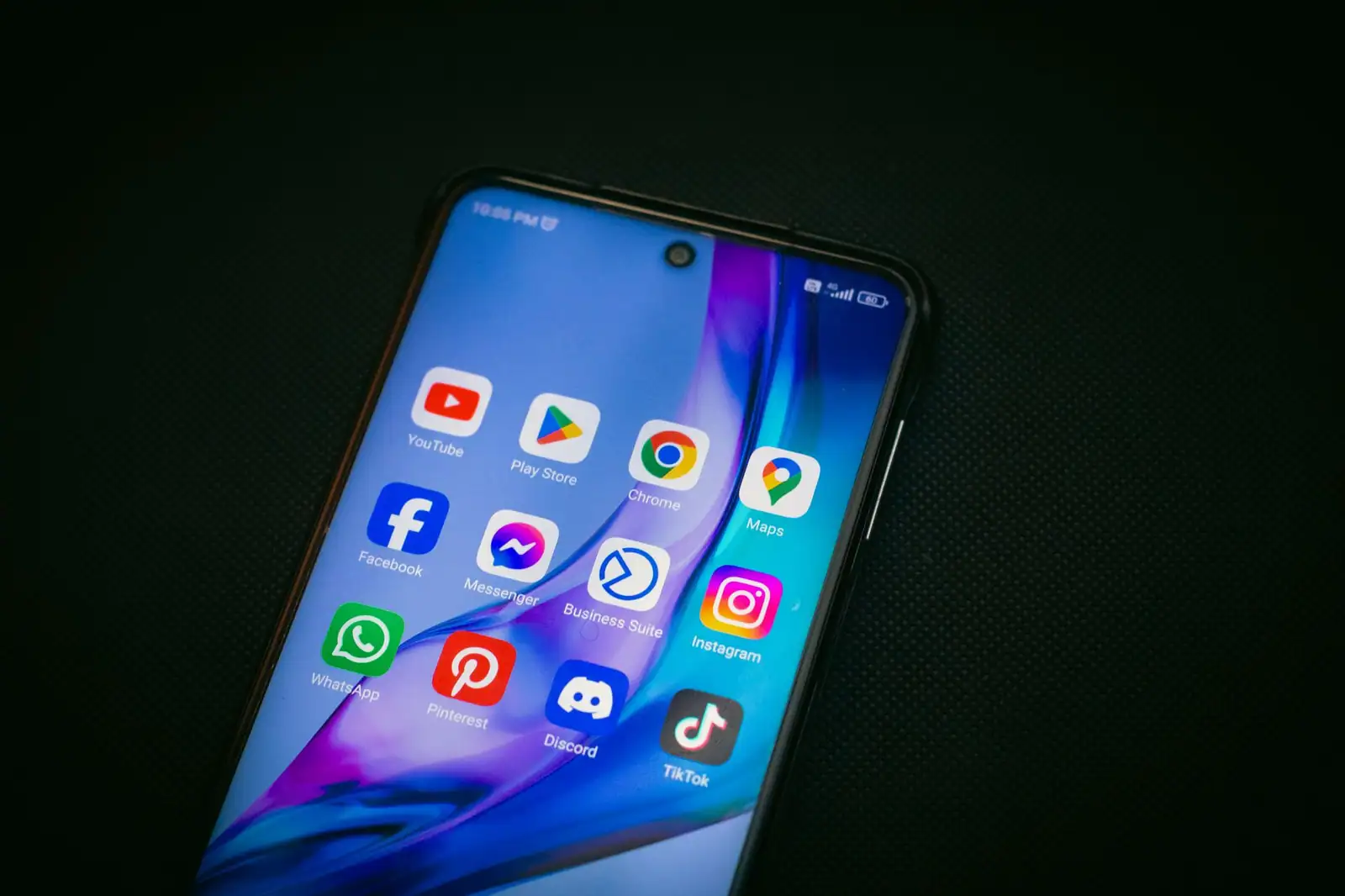 Smartphone Android affichant des icônes d'applications sur l'écran d'accueil, gros plan.
