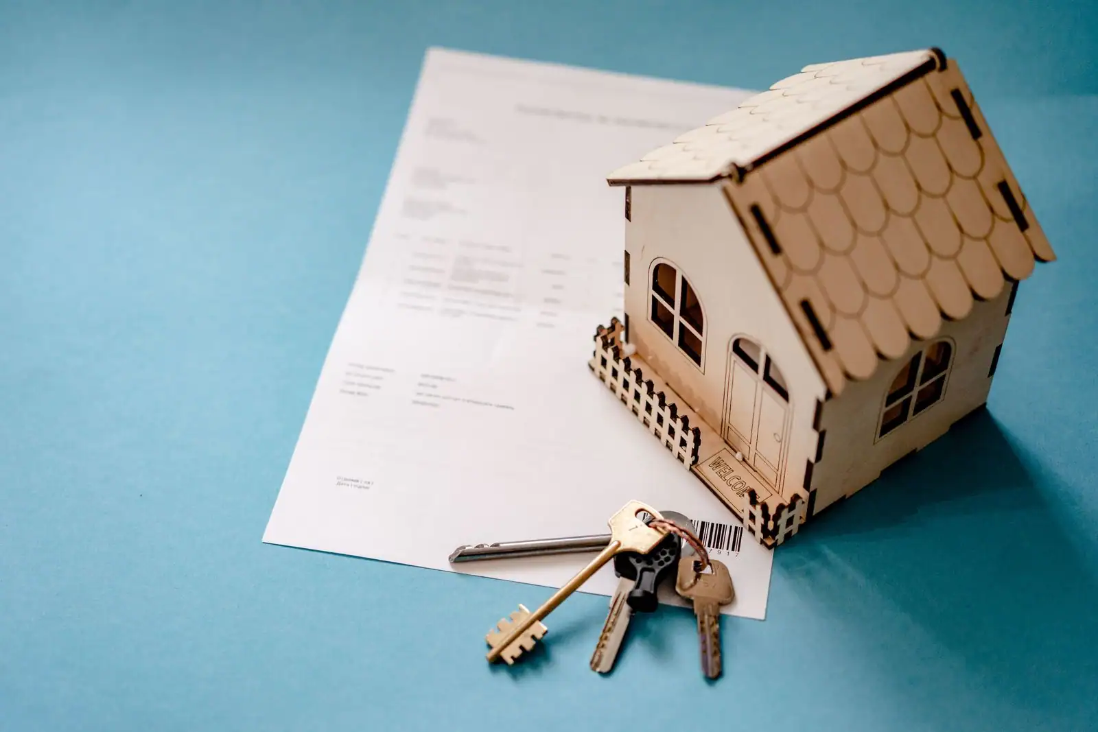 Remise des clés d'un logement, avec des documents administratifs posés sur la table