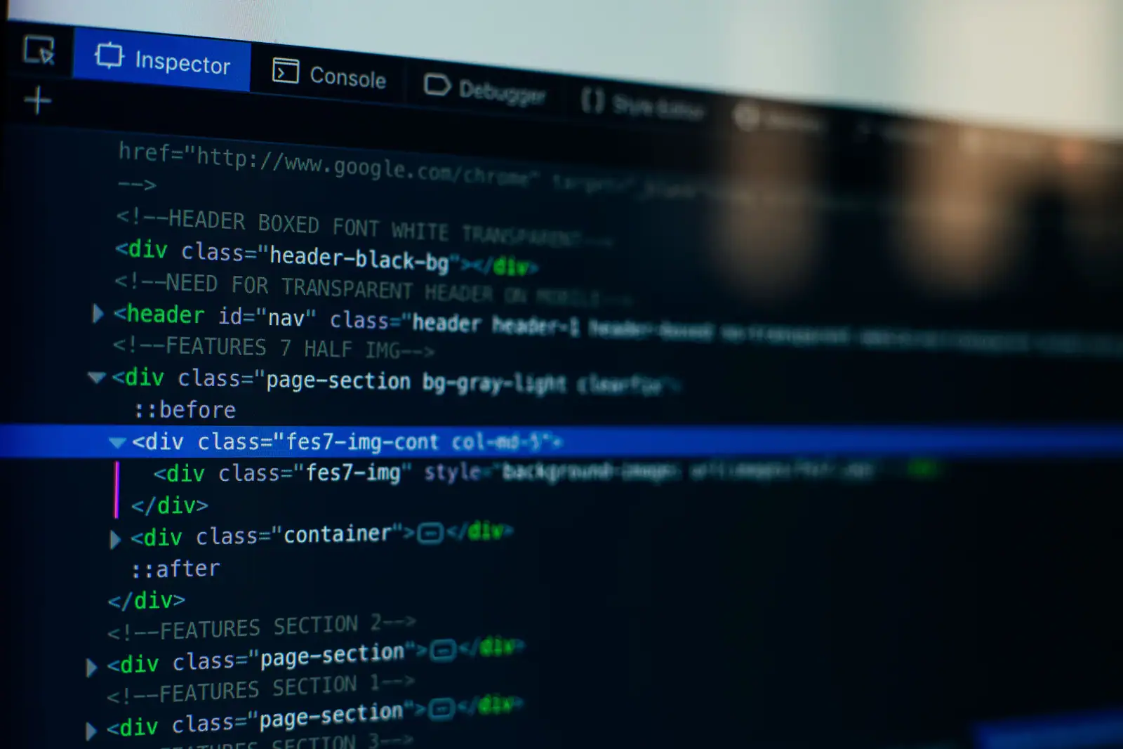 Code HTML affiché dans l'inspecteur d'un navigateur, symbole de configuration technique d'un site web.