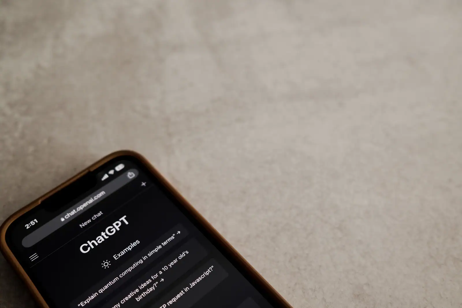 Écran de smartphone affichant l'application ChatGPT ouverte sur une nouvelle conversation.