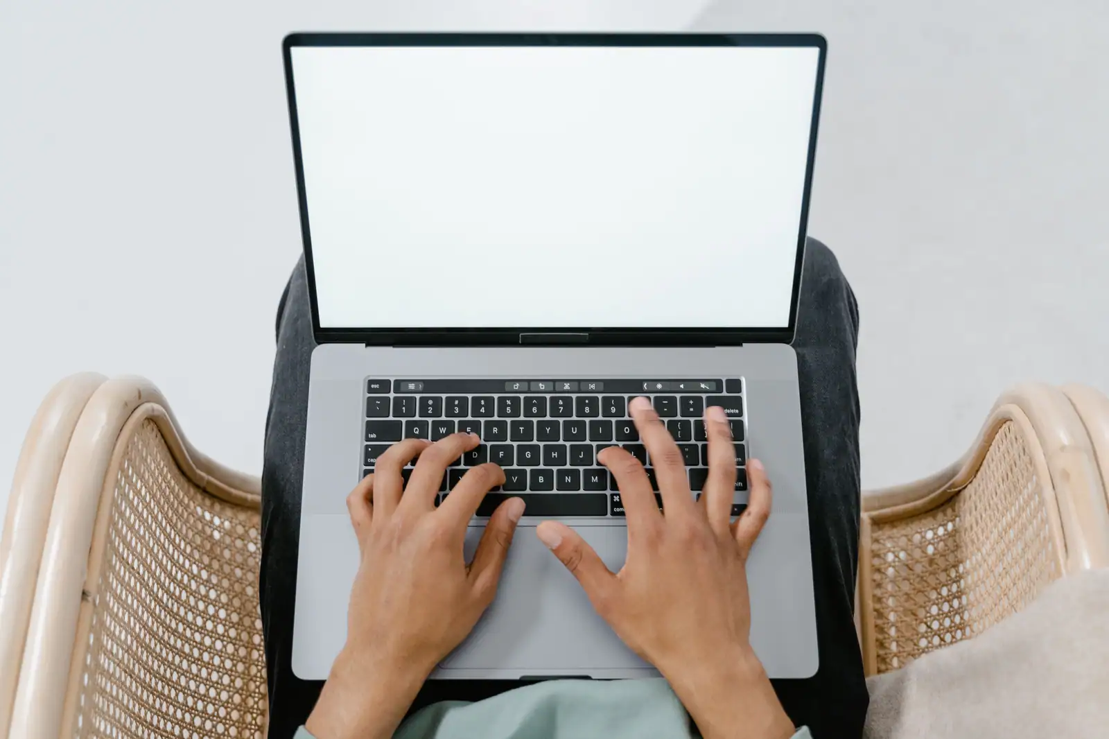 Vue de dessus d'une personne qui tape sur un ordinateur portable pour se connecter à un compte en ligne.