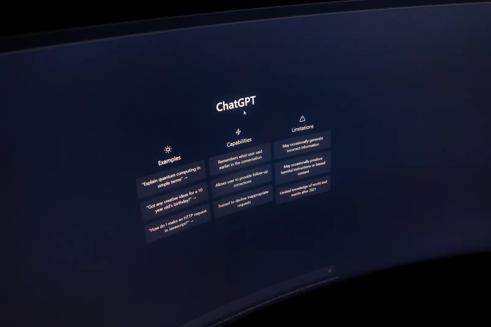 Écran affichant l'interface d'accueil de ChatGPT, avec ses capacités et ses limites présentées.