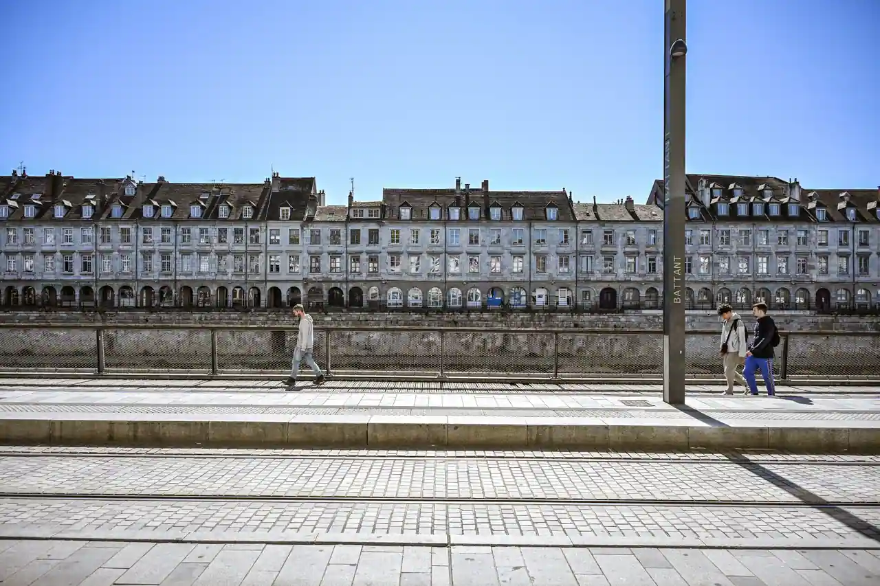 Rue historique du quartier Battant à Besançon, façades anciennes le long du Doubs.