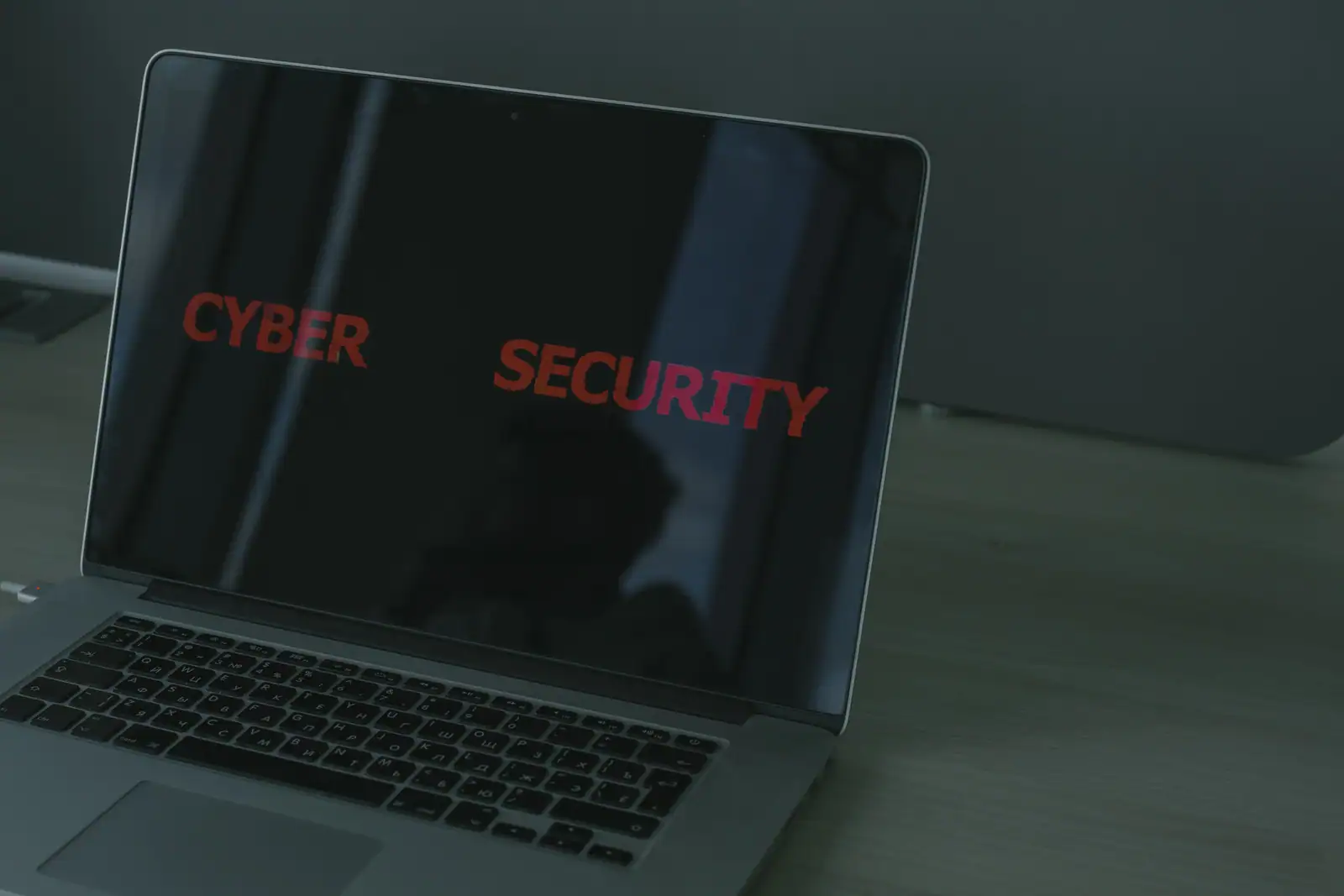 Ordinateur portable affichant les mots Cyber Security, symbole de sécurité informatique.