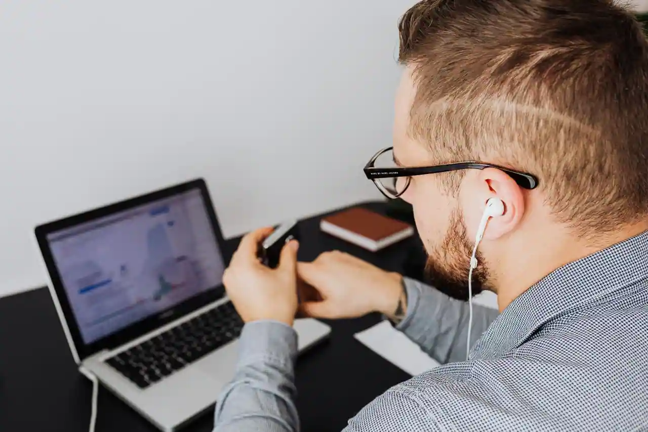Un professionnel consulte l'interface Google Workspace sur son ordinateur
