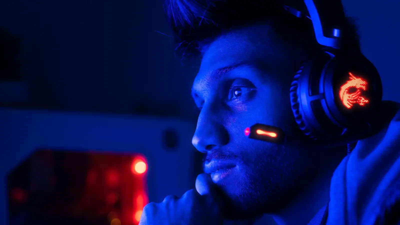 Chat de live streaming défilant sur un écran, avec messages et emotes colorées